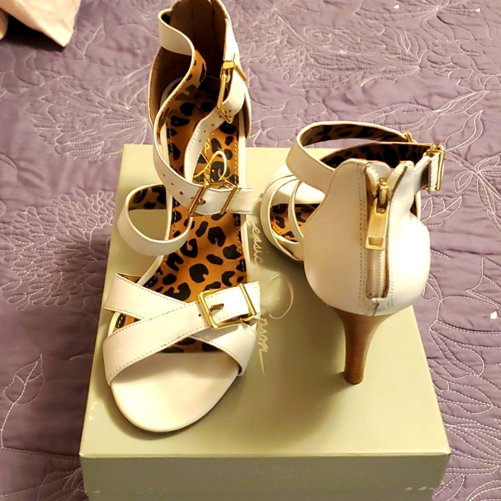 Jessica Simpson 2in heels